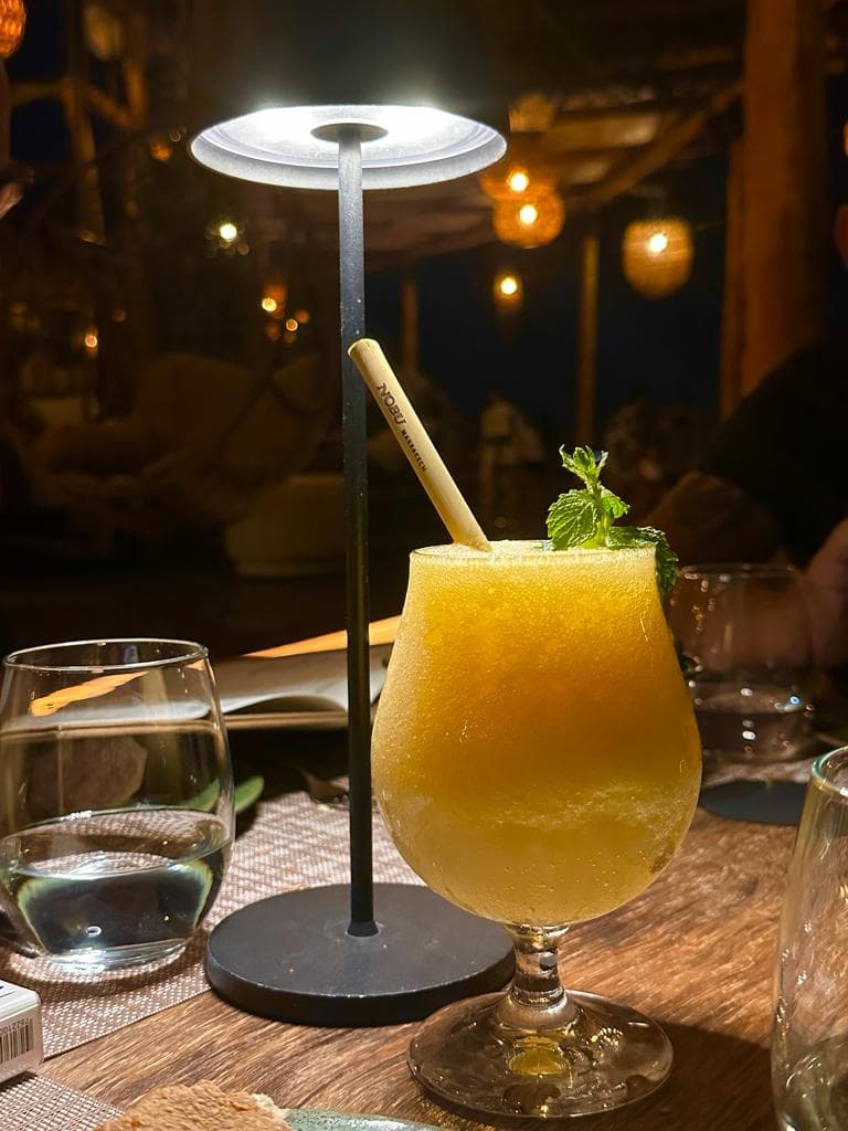 Cocktail glacé à la lumière d'une lampe de table